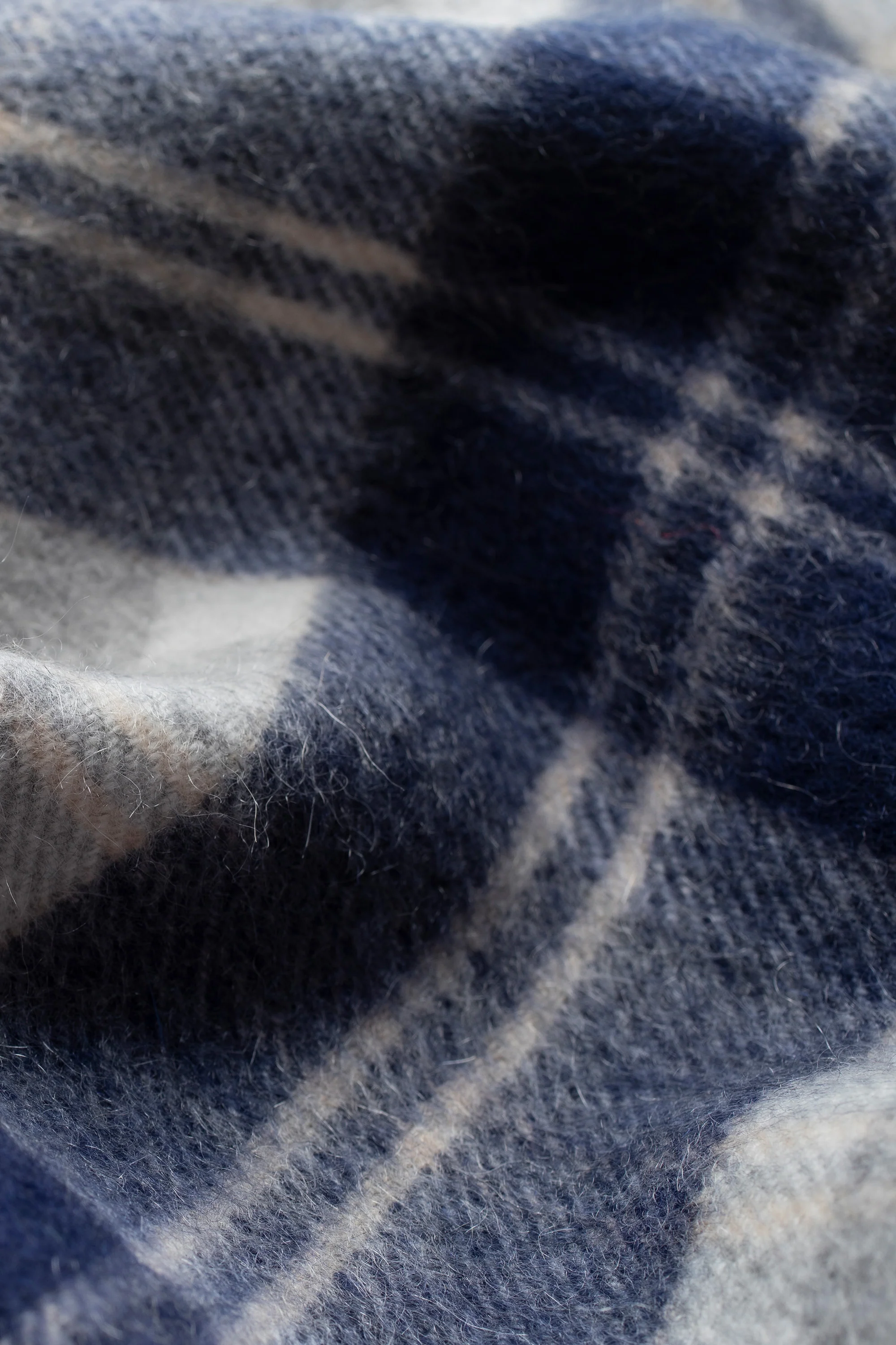Heritage Tartan Cashmere Scarf - Silver Bannockbane - Image 4