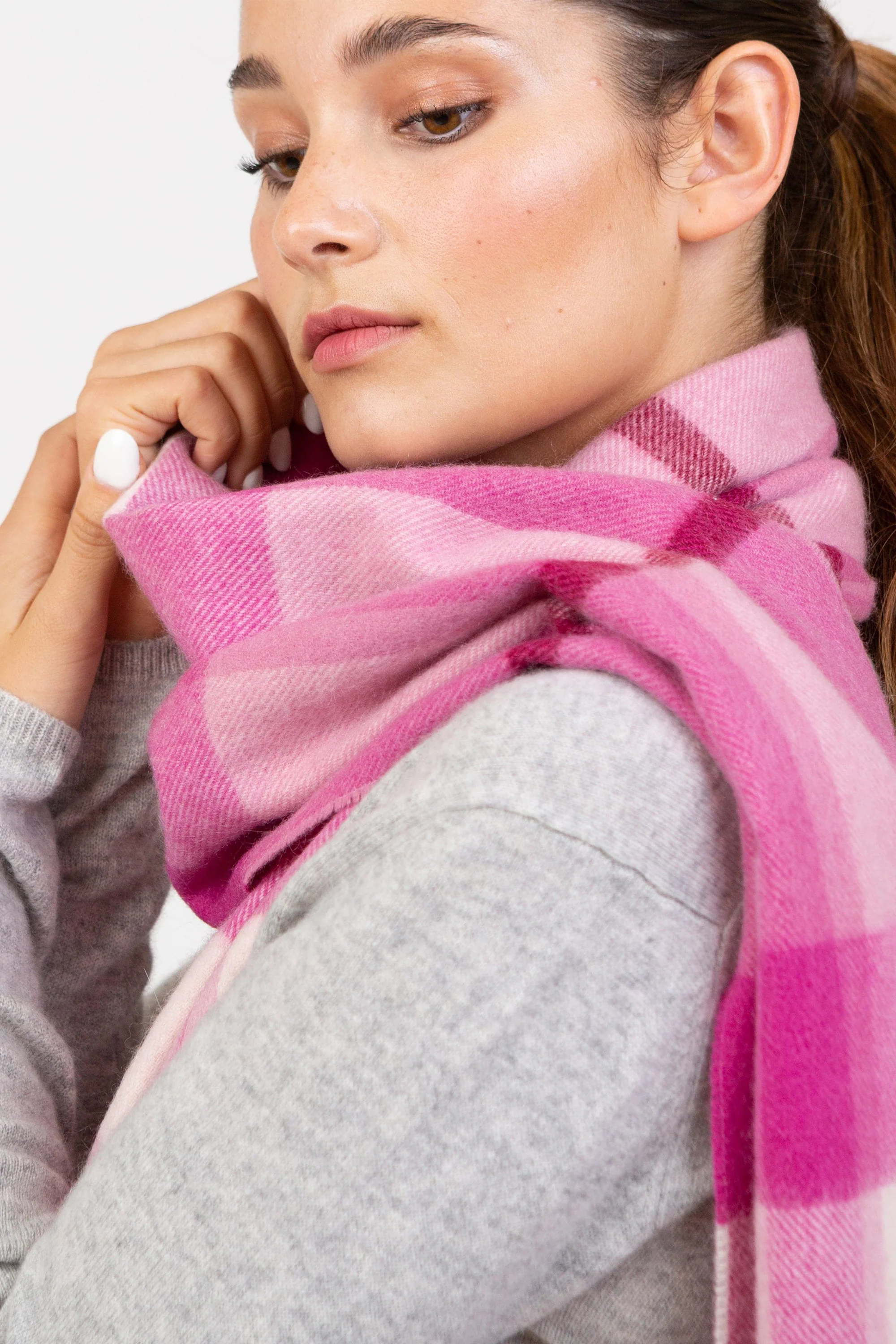 Made in Scotland Contemporary Exploded Thompson Wide Cashmere Scarf - Pink - Image 3