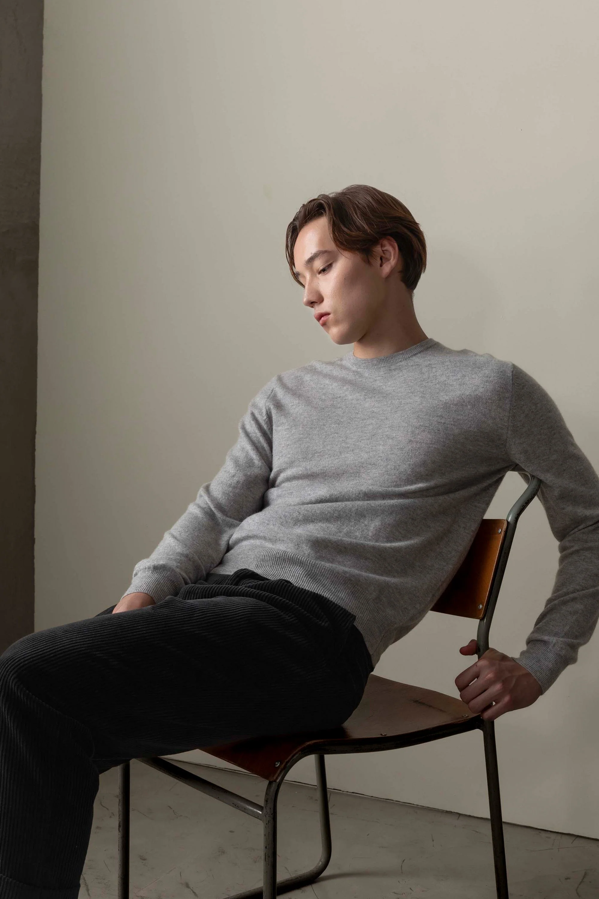 Men's Cashmere Crew Neck Jumper - Light Grey - Image 7