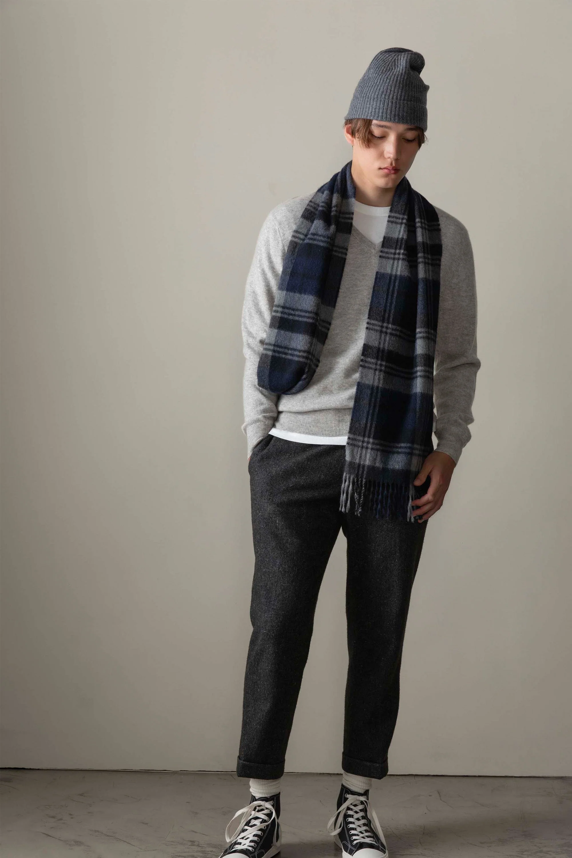 Men's Cashmere V Neck Jumper - Light Grey - Image 6