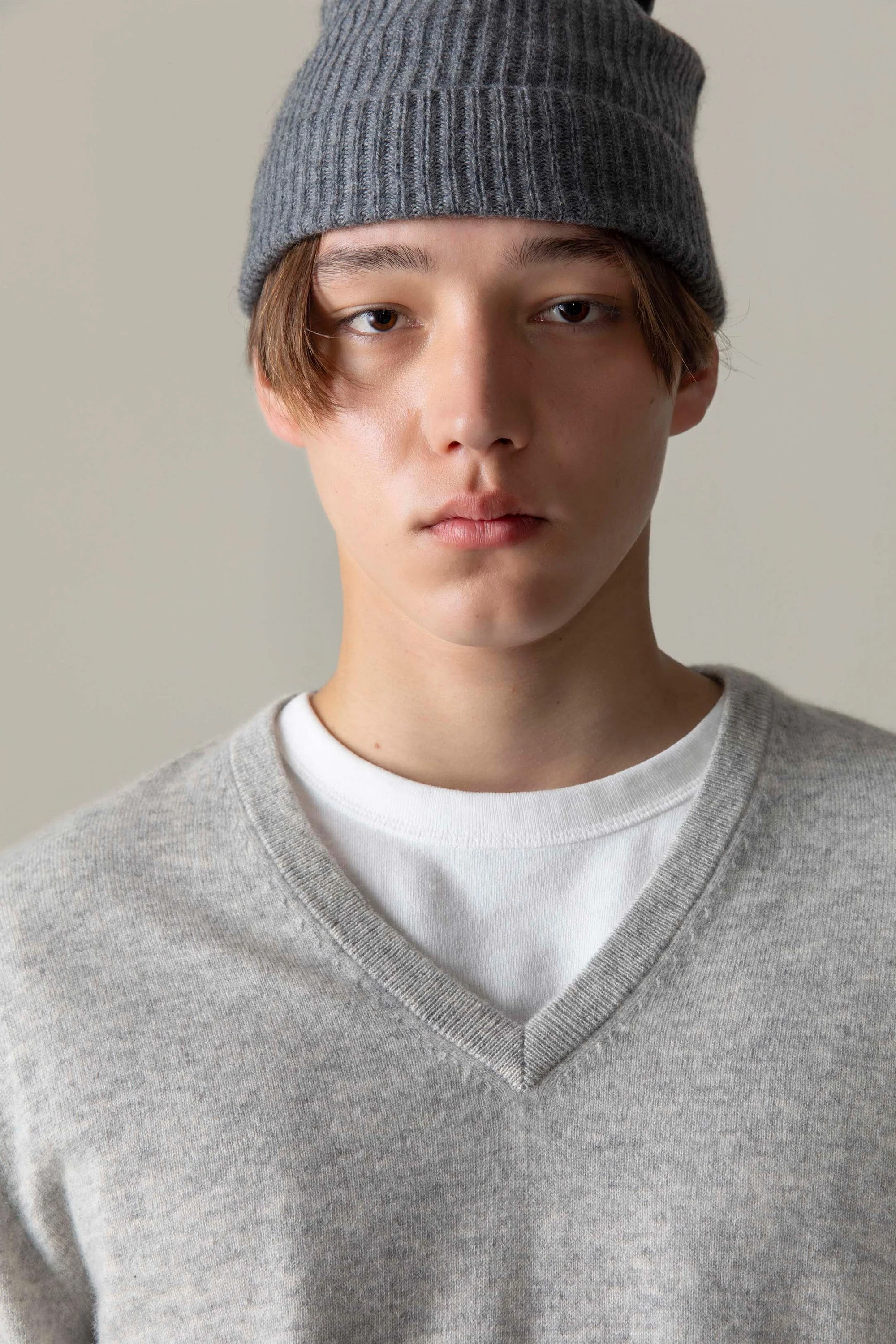 Men's Cashmere V Neck Jumper - Light Grey - Image 7