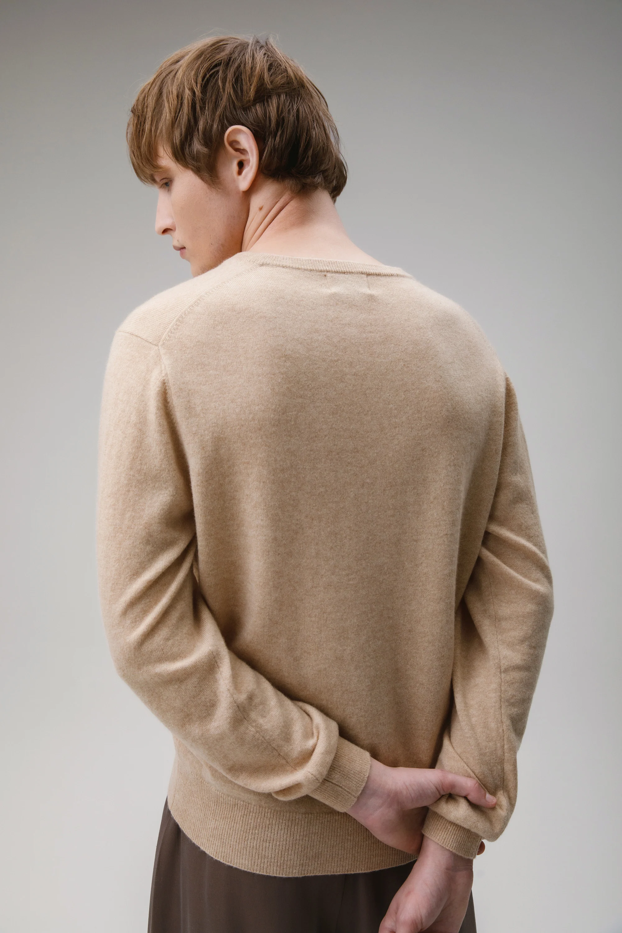 Men's Cashmere V Neck Jumper - Vicuna - Image 4