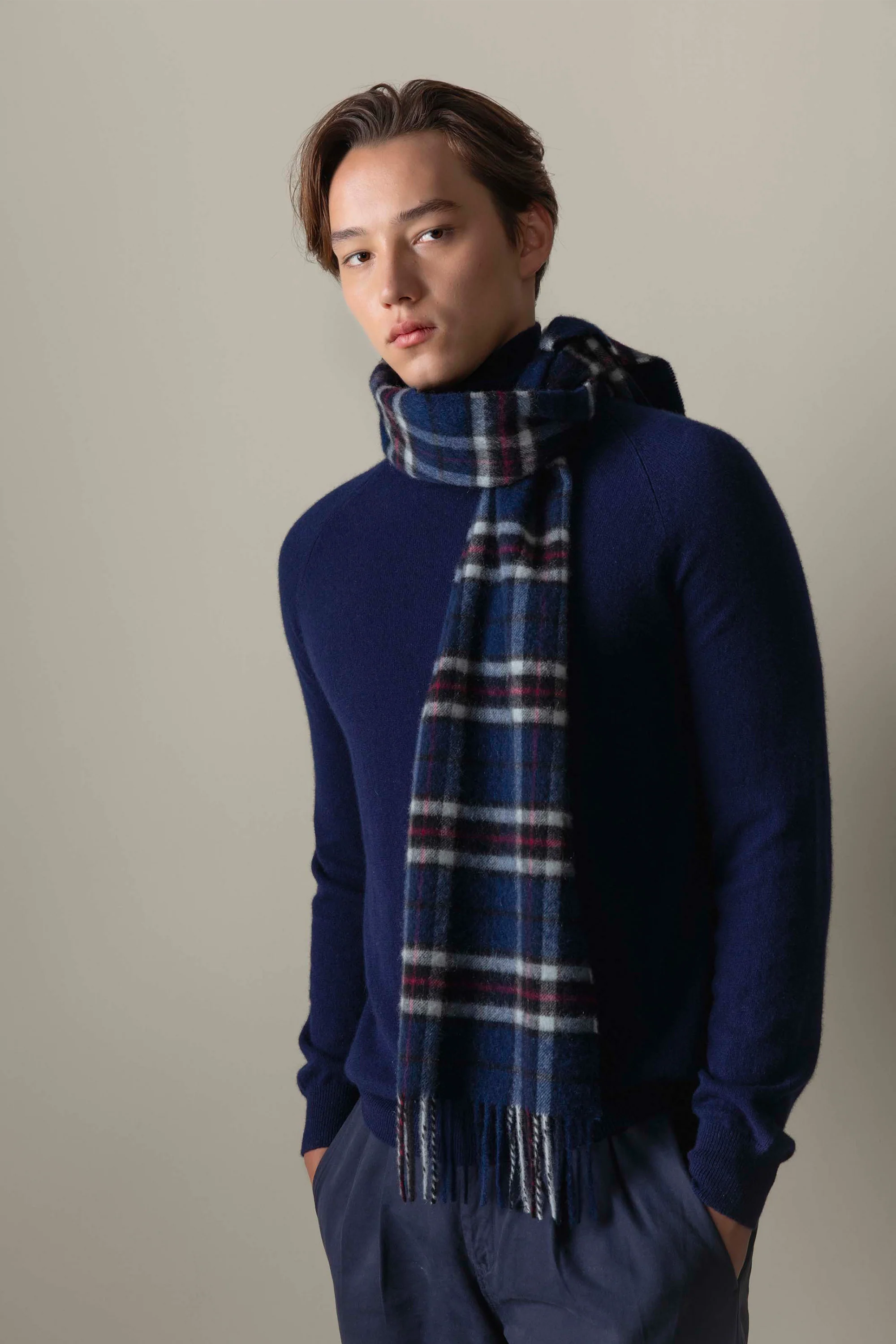 Made In Scotland Scotty Thompson Cashmere Scarf - Navy - Image 2