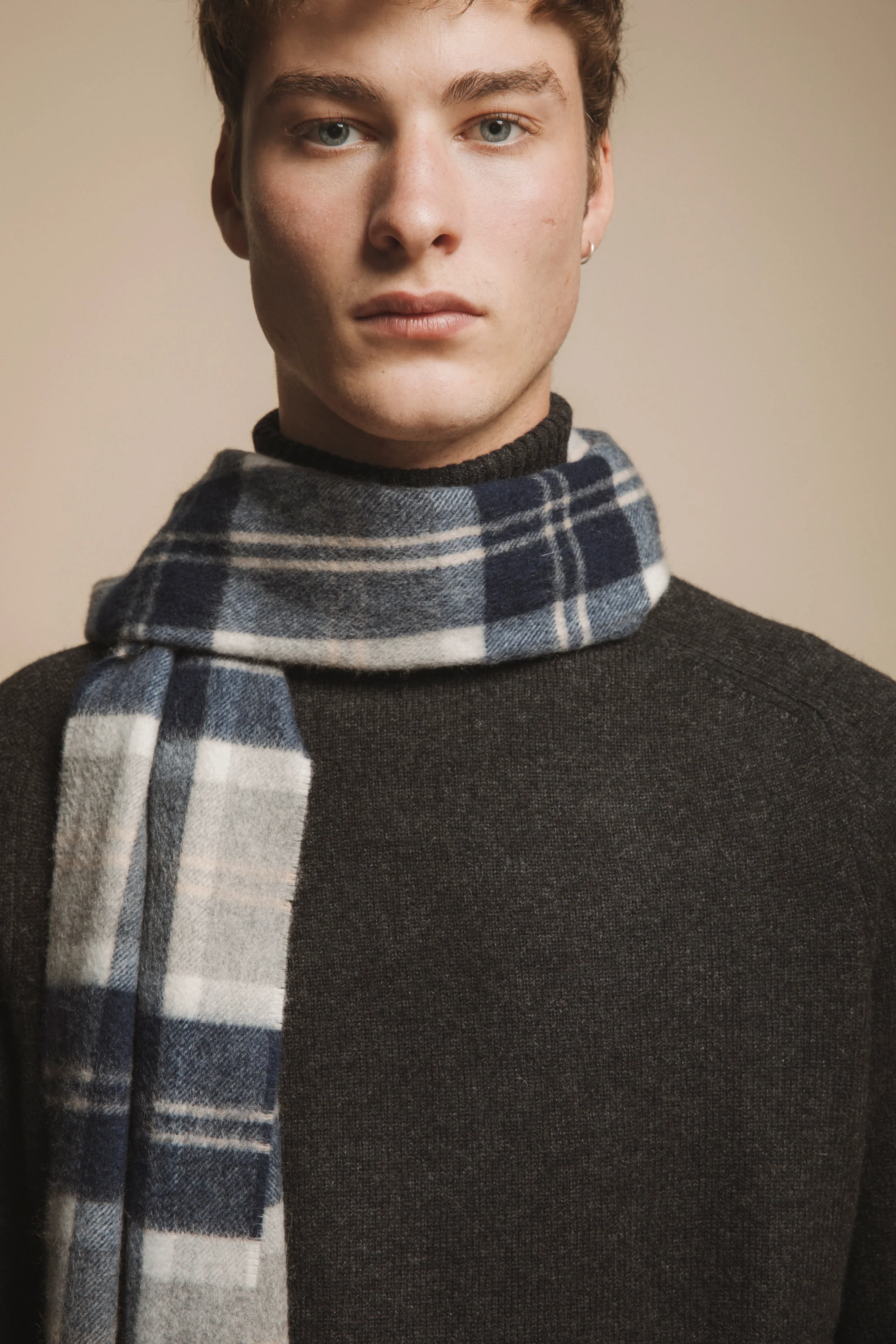 Made in Scotland Heritage Cashmere Wide Scarf - Silver Bannockbane - Image 2