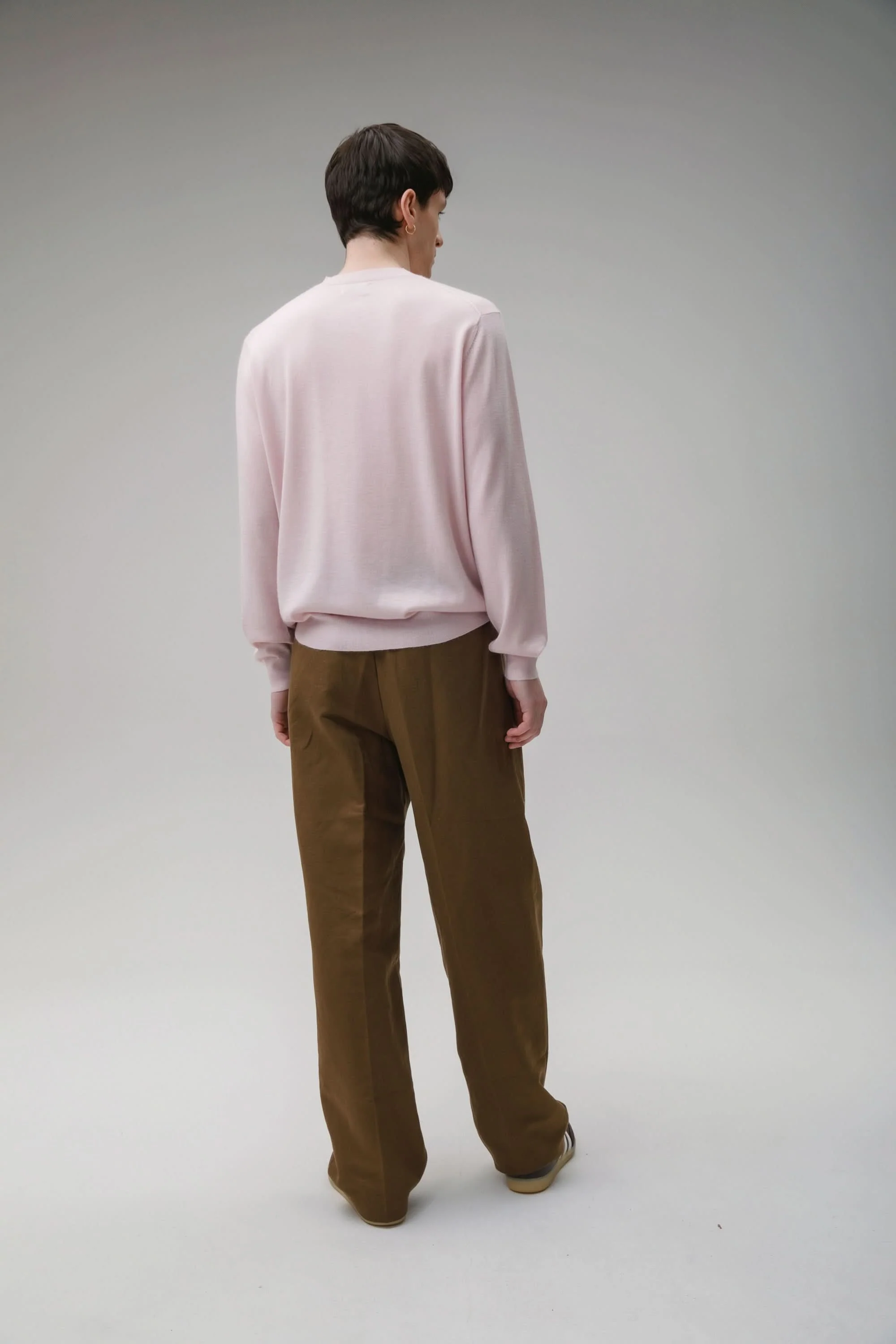Unisex Lightweight Cashmere Crew Neck Jumper - Silver Pink - Image 6