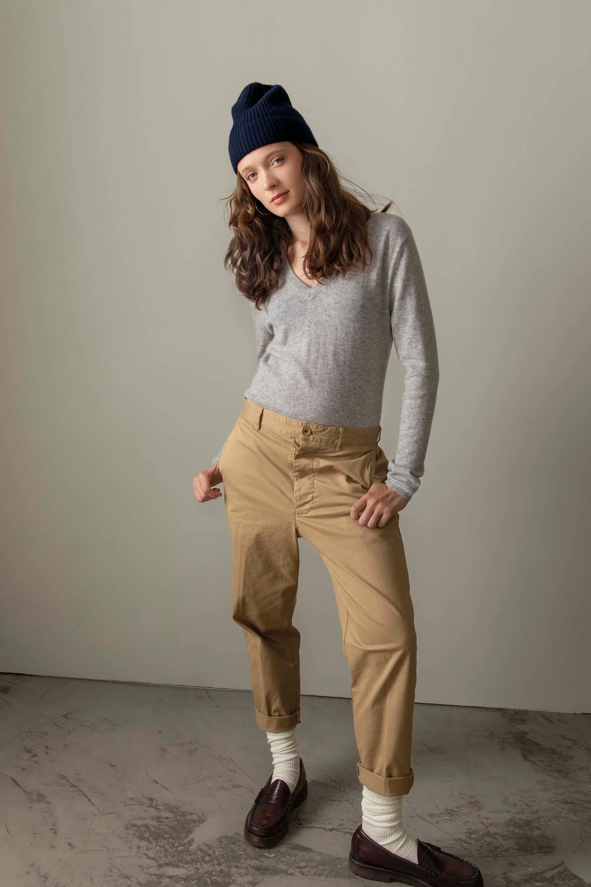 Women's Cashmere V Neck Jumper - Light Grey - Image 4