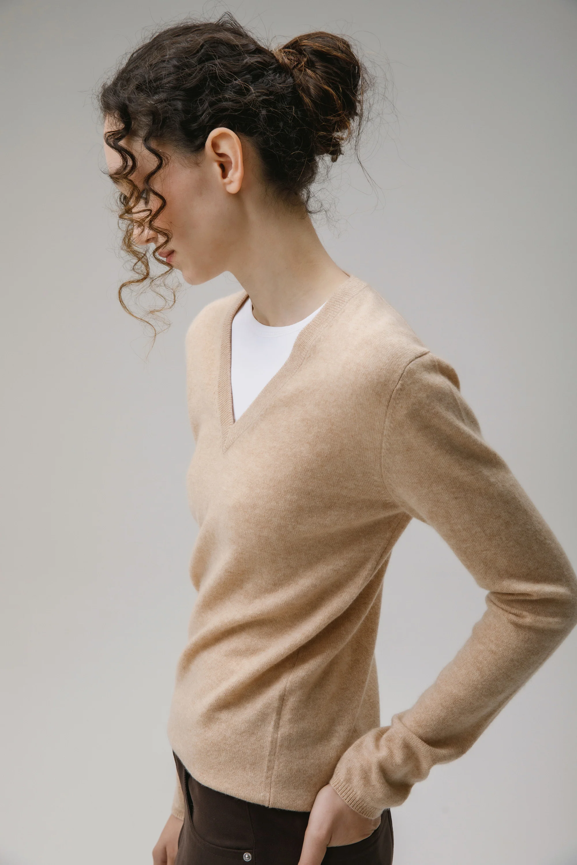 Women's Cashmere V Neck Jumper - Vicuna - Image 4