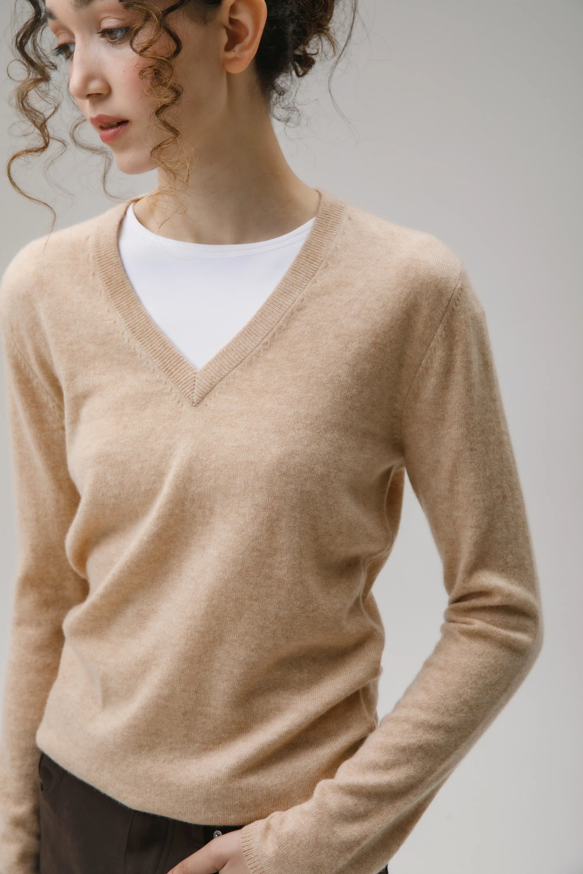 Women's Cashmere V Neck Jumper - Vicuna - Image 6